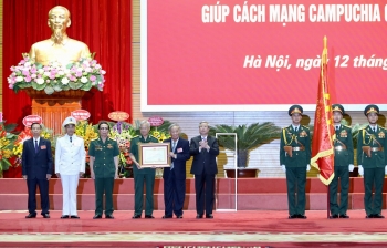 ពិធីបំពាក់គ្រឿងឥស្សរិយយសផ្កាយមាសដល់អ្នកជំនាញការវៀតណាមដែលជួយបដិវត្តន៍កម្ពុជា