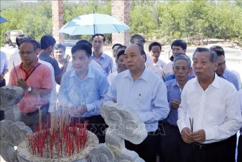 នាយករដ្ឋមន្រ្តីវៀតណាមលោក Nguyen Xuan Phuc អញ្ជើញទៅអុជធូប រំលឹកវិញ្ញាណក្ខ័ន្ធវីរៈយុទ្ធជនពលី នៅខេត្ត Quang Nam