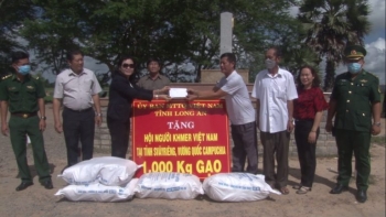 ពិធីបរិច្ចាគអង្ករដល់សមាគមខ្មែរ-វៀតណាមនៅខេត្តស្វាយរៀងនៃព្រះរាជាណាចក្រកម្ពុជា