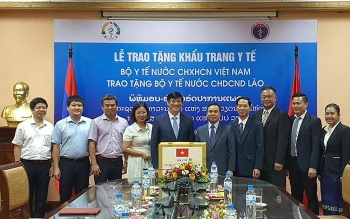 ក្រសួងសុខាភិបាលនៃប្រទេសវៀតណាមបានប្រគល់ម៉ាស់វេជ្ជសាស្ត្រចំនួន ២០ ម៉ឺន ដល់ក្រសួងសុខាភិបាលប្រទេសឡាវ