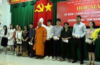 បរិចាគអាហារូបករណ៍ចំនួន ១១ កន្លែងដល់និសិត្សកម្ពុជា