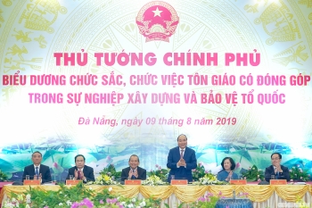 នាយករដ្ឋមន្ត្រីលោក Nguyen Xuan Phuc អញ្ជើញទទួលជួបសំណេះសំណាលនិងកោតសរសើរអ្នកមុខអ្នកការសាសនាឆ្នើម