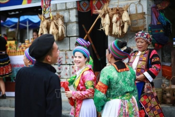 ជនជាតិភាគតិច “រីករាយបុណ្យតេតឯករាជ្យ” នៅភូមិវប្បធម៌ទេសចរណ៍នៃបណ្តាជនជាតិ វៀតណាម