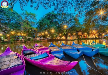 ផ្សារបណ្ដែតទឹក ដងស្ទឹងសៀមរាបកំពុងដាក់លម្អភ្លើងចម្រុះពណ៌ ត្រៀមស្វាគមន៍ថ្ងៃឈប់សម្រាកនេះ