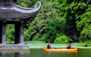 ចែវទូកកៃយ៉ាក់ (Kayak) ដើម្បីទស្សនាទេសភាពនៅរមនីយដ្ឋាន Trang An ខេត្ត Ninh Binh