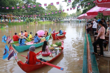 ផ្សារទឹកនៅដងស្ទឹងសៀមរាប ទាក់ទាញការចាប់អារម្មណ៍ពីភ្ញៀវទេសចរ