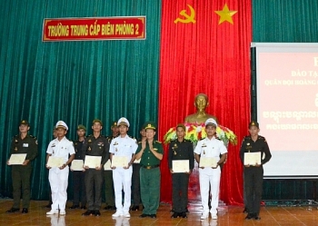 មន្ត្រីកងយោធពលខេមរភូមិន្ទចំនួន ៧៧ នាក់បានបញ្ចប់វគ្គសិក្សាភាសាវៀតណាមនៅសាលាមធ្យមការពារព្រំដែនលេខ ២