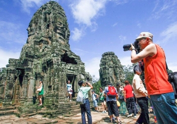 ភ្ញៀវទេសចរទៅកាន់ប្រាសាទអង្គរវត្តមានការធ្លាក់ចុះ