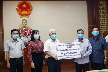 សម្ព័ន្ធសមាគមមិត្តភាពខេត្តយ៉ាឡៃ (Gia Lai) ប្រគល់អំណោយចំនួន ៤៧ កន្លែងដល់សិស្សវៀតណាមនៅខេត្តរតនគិរី (កម្ពុជា)