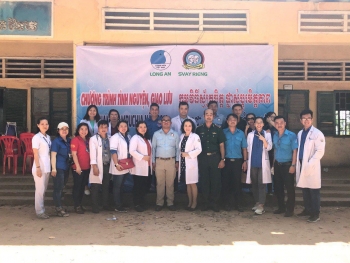 សមាគមសម្ព័ន្ធយុវជនវៀតណាម ចុះជួយពិនិត្យព្យាបាលជំងឺ និងចែកកង់ដល់សិស្សក្រីក្រ នៅស្រុកកំពង់រោទិ៍ ខេត្តស្វាយរៀង