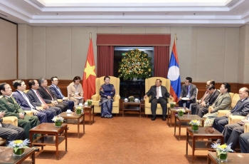 ប្រធានរដ្ឋសភាវៀតណាម លោកស្រី Nguyen Thi Kim Ngan អញ្ជើញជួបសម្តែងការគួរសមនិងពិភាក្សាការងារជាមួយអគ្គលេខាបក្ស ប្រធានរដ្ឋឡាវ