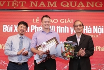 លោក Marko Nikolic អ្នកនិពន្ធជនជាតិស៊ែប៊ីម្នាក់ទទួលបានរង្វាន់ Bui Xuan Phai -  ដោយក្តីស្រឡាញ់នឹងរដ្ឋធានី Ha Noi នៅឆ្នាំ ២០២០