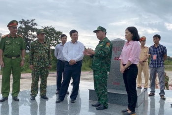 ឯកឧត្តម ឧបនាយករដ្ឋមន្ត្រី ផាម បិញមិញ (PHAM BINH MINH) ត្រួតពិនិត្យស្ថានភាពព្រំដែននៅច្រកព្រំដែន DAK RUE ខេត្ត DAK LAK