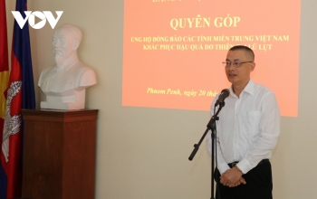 សហគមន៍ជនជាតិវៀតណាមនៅកម្ពុជាបានចូលរួមជួយឧបត្ថម្ភជនរងគ្រោះដោយជំនន់ទឹកភ្លៀងនៅតំបន់ភាគកណ្ដាលវៀតណាម