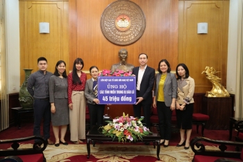 សម្ព័ន្ធអង្គការមិត្តភាពវៀតណាមបានឧបត្ថម្ភថវិកាចំនួន ៤៥ លានដុងដល់ប្រជាជននៅតំបន់លិចទឹកនៅភាគកណ្តាលប្រទេសវៀតណាម