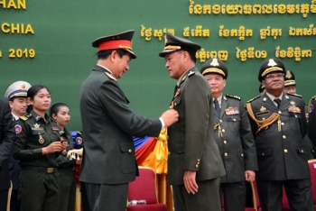 បំពាក់គ្រឿងឥស្សរិយយសមិត្តភាពរបស់រដ្ឋវៀតណាមជូនដល់កងឯកភាព និងនាយទាហានជាន់ខ្ពស់នៃកងយោធពលខេមរភូមិន្ទ