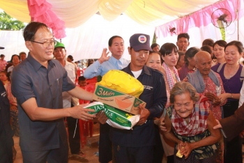 ប្រជាពលរដ្ឋក្រីក្រចំនួន ២០០នាក់ ទទួលបានអំណោយមនុស្សធម៌ពីគណៈកម្មការរណសិរ្សមាតុភូមិវៀតណាម ខេត្តអានយ៉ាង