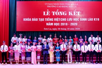 សាលាឧត្តមសិក្សា Son La ប្រគល់វិញ្ញាបនប័ត្រភាសាវៀតណាមដល់និស្សិតបរទេសឡាវចំនួន ១៨៤ នាក់