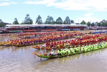 បងប្អូនជនជាតិខ្មែរជាមួយពិធីបុណ្យ ប្រណាំងទូក ង ឆ្នាំ ២០២០