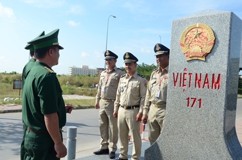 វៀតណាម-កម្ពុជា ប្រកៀកស្មាគ្នាសាមគ្គី