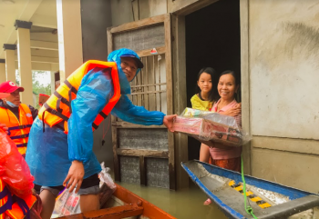 អង្គការ World Vision  វៀតណាមសន្យាជួយឧបត្ថម្ភដល់គ្រួសារចំនួន ១០,០០០ គ្រួសារដែលរងគ្រោះដោយទឹកជំនន់នៅតំបន់ភាគកណ្តាលវៀតណាម