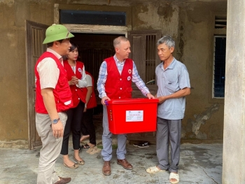 លោកឯកអគ្គរដ្ឋទូតអង់គ្លេសបានទៅសួរសុខទុក្ខនិងជូនអំណោយដល់ប្រជាជននៅតំបន់លិចទឹកជំនន់ នៅខេត្ត Quang Binh