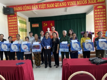 ALOV ផ្តល់ជំនួយជាង ៥៦០ លានដុង ដល់ប្រជាជននៅតំបន់លិចទឹកនៅ Nghe An និង Quang Binh