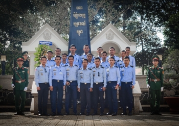 និស្សិតកងទ័ពកម្ពុជាសិក្សានៅវៀតណាម ធ្វើទស្សនកិច្ច និងគោរពវិញ្ញាណក្ខន្ធយុទ្ធពលីកម្ពុជា នៅទីតាំងបង្កើតចលនាតស៊ូ ផ្តួលរំលំរបបប្រល័យពូជសាសន៍
