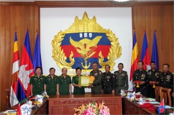 បញ្ជាការដ្ឋានយោធាខេត្ត Binh Duong ធ្វើទស្សនកិច្ចការងារនៅតំបន់ប្រតិបត្តិការសឹករងខេត្តកណ្តាល និង ខេត្តក្រចេះ