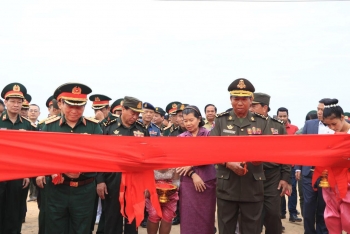 កងទ័ពកម្ពុជា-វៀតណាម ប្រារព្ធពិធីបើក និងបិទធ្វើលំហាត់សង្គ្រោះគ្រោះមហន្តរាយ នៅតំបន់ព្រំដែនគោក នៅខេត្តស្វាយរៀង