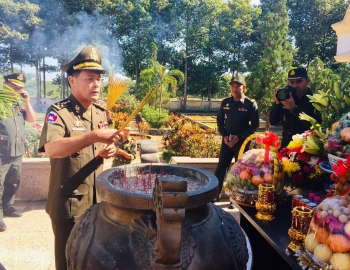 នាយឧត្តមសេនីយ៍ វង្ស ពិសេន ដឹកនាំគណៈប្រតិភូគោរពវិញ្ញាណក្ខន្ធយុទ្ធជនកម្ពុជាពលី អតីតអង្គភាព១២៥ នៅខេត្តដុងណាយ ប្រទេសវៀតណាម