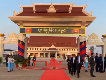ផ្សារនៅតាមបណ្ដោយព្រំដែនកម្ពុជា-វៀតណាម ត្រូវបានសម្ពោធដាក់ឱ្យប្រើប្រាស់ជាផ្លូវការ