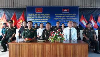កងកំលាំងប្រដាប់អាវុធខ័ណ្ឌ ៨ (ទីក្រុងហូជីមិញ) សម្របសម្រួលការត្រួតពិនិត្យជំងឺនិងផ្តល់អំណោយដល់ប្រជាជនកម្ពុជា