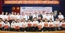និស្សិតមកពីប្រទេសឡាវ កម្ពុជា និងចិនចំនួន ៤៥ នាក់បានទទួលលិខិតបញ្ជាក់នូវការបញ្ចប់វគ្គៈរៀនភាសាវៀតណាម
