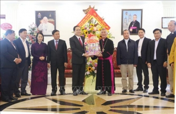 ប្រធានគណៈកម្មាធិការមជ្ឈឹមរណសិរ្សមាតុភូមិវៀតណាមអបអរសាទរបុណ្យណូអែលនៅតាមតំបន់នានាទូទាំងប្រទេស