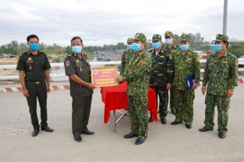 បញ្ជាការដ្ឋានកងទ័ពការពារព្រំដែនខេត្ត Dong Thap ជួយគាំទ្រខេត្តព្រៃវែងប្រឆាំងនឹងជំងឺកូវីដ១៩