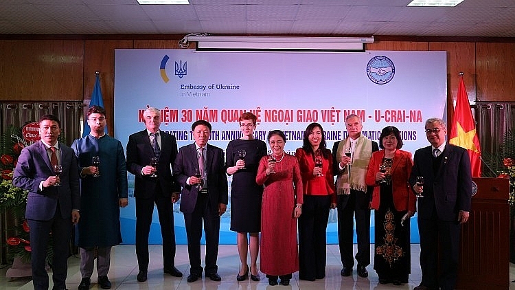 សម្ព័ន្ធអង្គការមិត្តភាពវៀតណាម សហការជាមួយសមាគមមិត្តភាពវៀតណាម - អ៊ុយក្រែន និងស្ថានទូតអ៊ុយក្រែនប្រចាំនៅវៀតណាមបានប្រារព្ធ ពិធីរំលឹកខួបលើកទី ៣០ នៃការបង្កើតទំនាក់ទំនងការទូតរវាងវៀតណាមនិងអ៊ុយក្រែន។