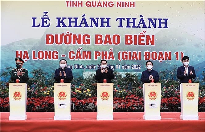 លោកនាយករដ្ឋមន្ត្រី Pham Minh Chinh និងគណៈប្រតិភូធ្វើពិធីសម្ពោធផ្លូវតាមបណ្តោយសមុទ្រ Ha Long - Cam Pha (ដំណាក់កាលទី១) (រូបថត៖ Duong Giang/TTXVN)