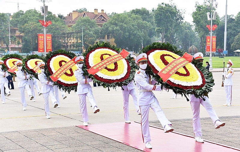 ថ្នាក់ដឹកនាំបក្សនិងរដ្ឋវៀតណាមអញ្ជើញចូលប្រាង្គតម្កល់សពគោរពវិញ្ញាណក្ខន្ធលោកប្រធានហូជីមិញ ថ្នាក់ដឹកនាំបក្សនិងរដ្ឋវៀតណាមអញ្ជើញចូលប្រាង្គតម្កល់សពគោរពវិញ្ញាណក្ខន្ធលោកប្រធានហូជីមិញ