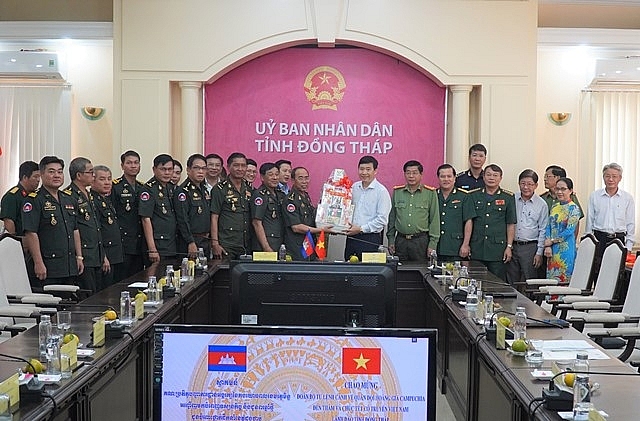 លោក Pham Thien Nghia  អនុលេខាគណៈកម្មាធិការបក្សខេត្ត ប្រធានគណៈកម្មាធិការប្រជាជនខេត្ត Dong Thap ប្រគល់វត្ថុអនុស្សាវរីយ៍ជូនគណៈប្រតិភូបញ្ជាការដ្ឋានអង្គរក្ស កងយោធពលខេមរភូមិន្ទ (រូប​ថត៖ baodongthap.vn)