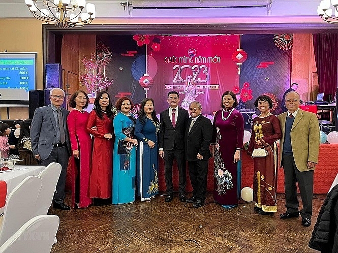 លោកឯកអគ្គរដ្ឋទូត Ly Duc Trung រួមជាមួយបងប្អូនជនរួមជាតិ និងមិត្តភ័ក្តិអន្តរជាតិបានអុជធូបគោរពវិញ្ញាណក្ខន្ធលោកប្រធានហូជីមិញ (រូបថត៖ Van Ung)