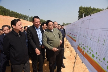លោកនាយករដ្ឋមន្ត្រីអញ្ជើញចុះពិនិត្យគម្រោងផ្លូវល្បឿនលឿន Tuyen Quang - Phu Tho និងជូនពរបុណ្យតេតដល់កម្មករនិងប្រជាជននៅតំបន់តាំងទីលំនៅថ្មី