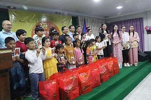 លោក Chau Van Chi ប្រធានសមាគមខ្មែរ-វៀតណាមនៅកម្ពុជាផ្តល់អំណោយបុណ្យតេតដល់សិស្សានុសិស្សជាកូនចៅអណិកជនវៀតណាម 