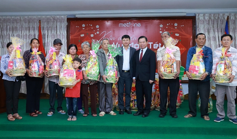 ក្រុមហ៊ុន Viettel Cambodia (Metfone) ជូនអំណោយបុណ្យចូលឆ្នាំថ្មីប្រពៃណីជាតិ ដល់ប្រជាជនដើមកំណើតវៀតណាមនៅកម្ពុជា