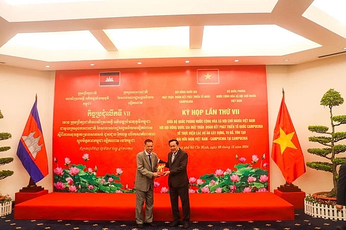 លោកឧត្តមសេនីយ៍ឯក  Vo Minh Luong ប្រគល់វត្ថុអនុស្សាវរីយ៍ជូនលោក ញ៉ែម វ៉ាលី ក្នុងកិច្ចប្រជុំ