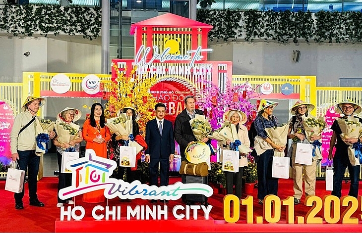 នាព្រឹកថ្ងៃទី១ ខែមករា ឆ្នាំ២០២៥ មន្ទីរទេសចរណ៍ទីក្រុងហូជីមិញបានសម្របសម្រួលជាមួយអាកាសយានដ្ឋានអន្តរជាតិ Tan Son Nhat រៀបចំពិធីទទួលភ្ញៀវទេសចរណ៍ដើមដំបូងមកកាន់ទីក្រុងក្នុងឆ្នាំ២០២៥