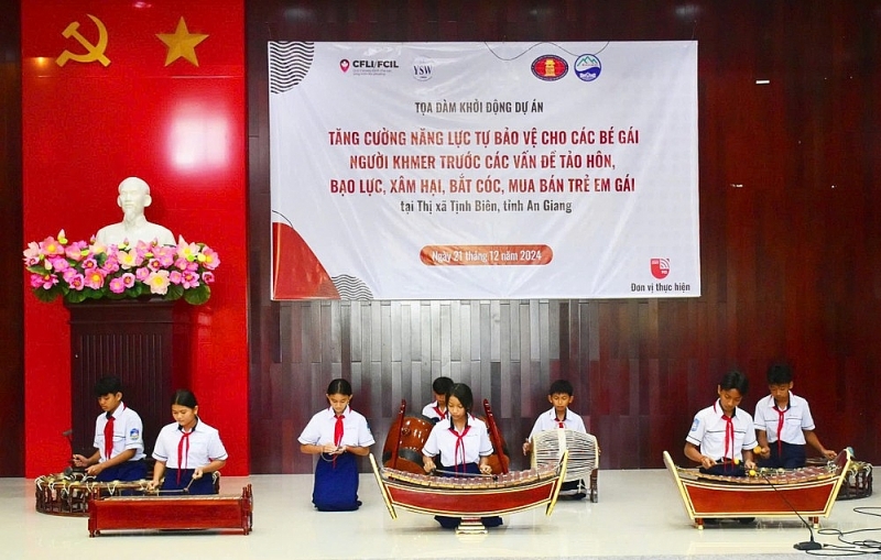 និស្សិតខ្មែរនៅទីក្រុង Tinh Bien សំដែងភ្លេង