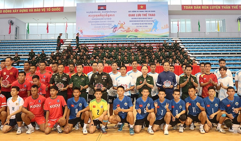 ខេត្ត​ An Giang៖ ផ្លាស់ប្តូរជាមួយអង្គភាពកម្ពុជា ក្នុងឱកាសខួបលើកទី ៨០ នៃការបង្កើតកងទ័ពប្រជាជនវៀតណាម