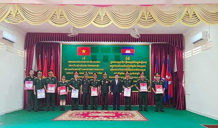 ​កម្ពុជា​ប្រគល់​អដ្ឋិធាតុ​កងទ័ព​ស្ម័គ្រចិត្ត​និង​ជំនាញការ​វៀតណាម​ ​ទៅ​កងទ័ព​ប្រជាជន​វៀតណាម​