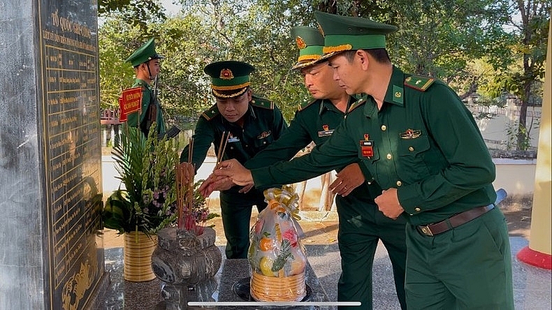 នៅទីក្រុង Buon Ma Thuot គណៈកម្មាធិការបក្ស និងបញ្ជាការដ្ឋានឆ្មាំព្រំដែនខេត្ត Dak Lak បានរៀបចំពិធីថ្វាយកម្រងផ្កាជូនលោកប្រធានហូជីមិញនៅវិមាន “ពូហូជាមួយទាហានការពារព្រំដែន”។ ដោយគោរព និងដឹងគុណឥតឈប់ឈរចំពោះការរួមវិភាគទានដ៏ធំធេងរបស់ប្រធានហូជីមិញ នាយទាហាន និងទាហាននៃឆ្មាំព្រំដែនខេត្ត Dak Lak ដោយគោរពជូនពូ ហូ នូវកន្ត្រកផ្កាស្រស់ និងពិនិត្យមើលសមិទ្ធផលដ៏រុងរឿងរបស់កងទ័ពប្រជាជនវៀតណាមក្នុងសម័យកាល 80 ឆ្នាំកន្លងមក; ខ្ញុំប្ដេជ្ញាសន្យាថា ពូនឹងឆ្លាក់ពាក្យប្រៀនប្រដៅរបស់លោកជារៀងរហូតមកលើកងកម្លាំងឆ្មាំព្រំដែន តែងតែលើកតម្កើងការទទួលខុសត្រូវចំពោះមាតុភូមិ បក្ស និងប្រជាជន។ ជម្នះរាល់ការលំបាក រួបរួម និងបន្តលើកតម្កើងប្រពៃណីវីរភាពរបស់កងទ័ព និងឆ្មាំព្រំដែន ត្រៀមខ្លួនប្រយុទ្ធ និងពលីកម្មក្នុងបុព្វហេតុការពារបូរណភាពទឹកដី និងសន្តិសុខព្រំដែនជាតិ ដើម្បីជីវភាពរស់នៅប្រកបដោយសុខសន្តិភាព និងសុភមង្គលរបស់ប្រជាជន។